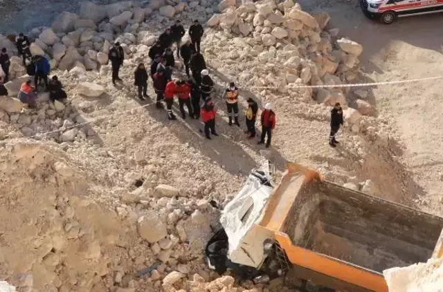Hafriyat boşaltırken uçuruma yuvarlanan kamyonun sürücüsü öldü