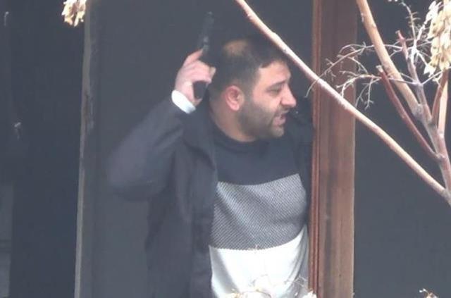 Komşusunu rehin alan silahlı saldırganı Özel Harekat Polisleri etkisi hale getirdi! O anlar kamerada