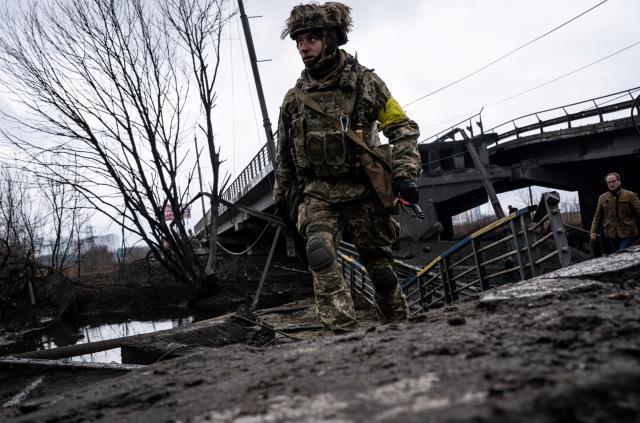 Irpin halkı havaya uçurulan köprü üzerinden tahliye ediliyor