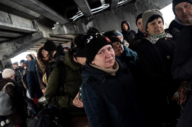 Ukrayna'da sivil halkın zorlu mücadelesi! Tahliyeler kar yağışı altında devam ediyor