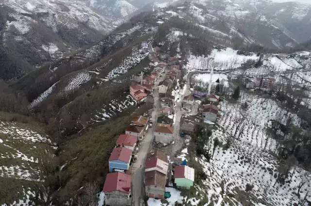 Aynı cadde üzerinde oruçlarını 1 dakika arayla açıyorlar