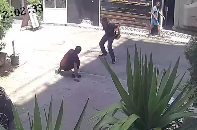 Para meselesi yüzünden tartıştığı kişiyi bıçaklayan şahıs, yaralıya ilk müdahaleyi kendisi yaptı