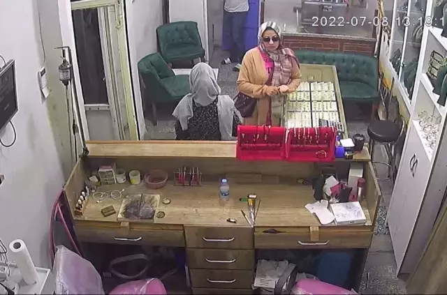 Diyarbakır'da su bahanesiyle kuyumcuyu oyaladı, 55 bin TL'lik bilekliği çaldı