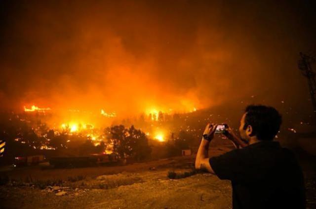 Mersin'deki yangın ikinci gününde devam ediyor! Karayolu ulaşıma kapatıldı, 303 hanedeki 790 kişi tahliye edildi