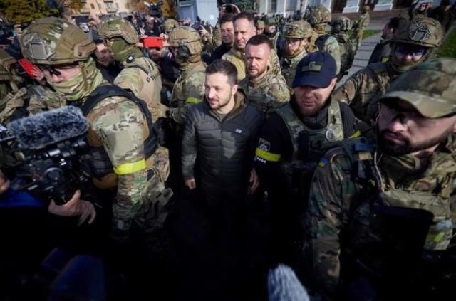 Zelenski, Rusya'dan geri alınan Herson'da bayrak törenine katıldı