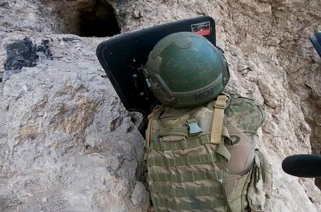 Komandolar, Zap bölgesinde PKK'lı teröristlerin inlerine böyle girdi