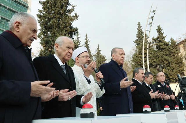 Son Dakika: Depremin vurduğu 11 ilde yapılacak konutların temeli eş zamanlı olarak atıldı
