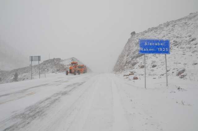 Antalya nisan ayının sonunda beyaza büründü! Kar kalınlığı 15 santimetreye ulaştı
