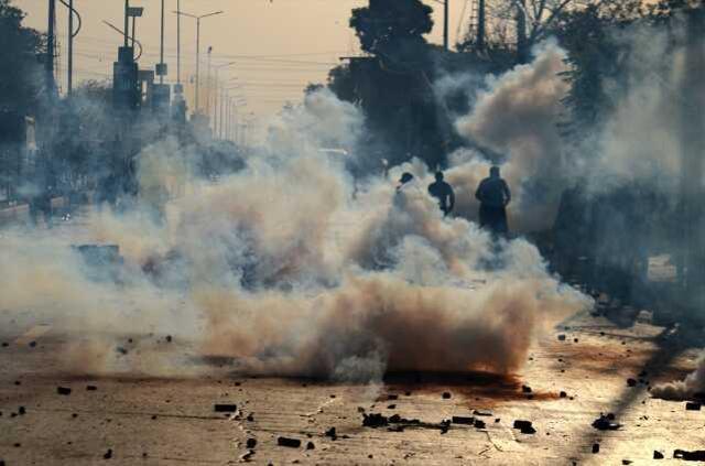 Pakistan'da sokaklar savaş alanına döndü: 1 ölü, 12 yaralı