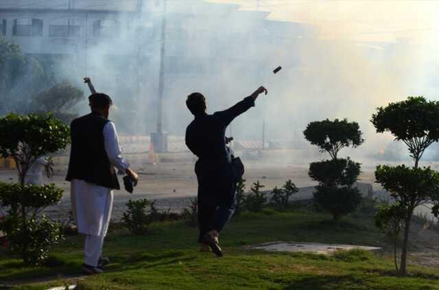 Pakistan'da sokaklar savaş alanına döndü: 1 ölü, 12 yaralı