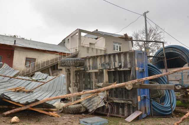 Kahramanmaraş'ta hortum çatıları uçurdu, ağaçları yerinden söktü