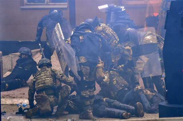 Kosova alev alev! Arnavut belediye başkanı istemeyen Sırp göstericiler güvenlik güçleriyle çatıştı: 41 NATO askeri yaralandı