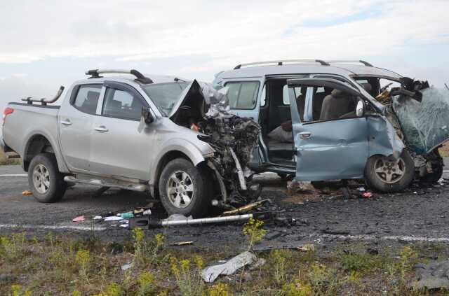 Konya'da iki kamyonet çarpıştı, 4 kişi öldü
