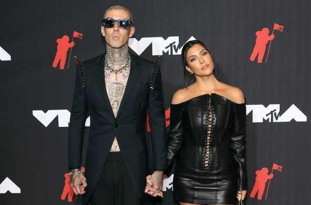 Çocuk sahibi olmak için cinsel ilişki orucuna dahi girmişlerdi! Kourtney Kardashian konserde 'Ben hamileyim' pankartı açtı