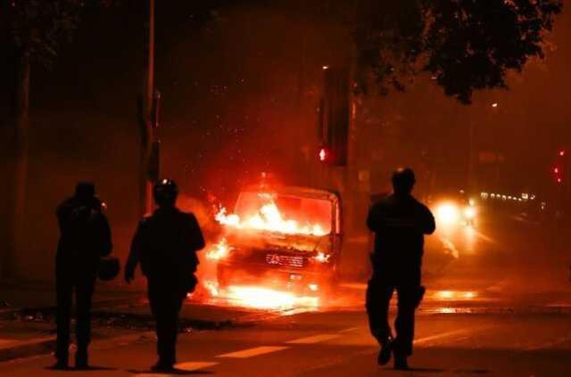 Fransa'da tansiyon düşmüyor! Göstericiler son olarak silah mağazasını yağmaladı