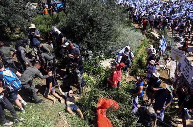 Tartışmalı yasanın onaylanması sonrası İsrail'de gerginlik tırmanıyor