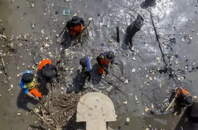 Endonezyalılar, Ulusal Nehir Günü'nde Çöpleri Temizledi