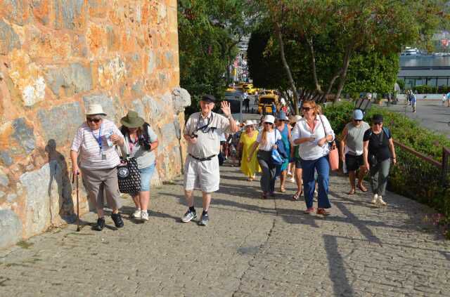 İsrail'deki gerginlik sonrası dev gemi 2.542 yolcusuyla Alanya'ya geldi