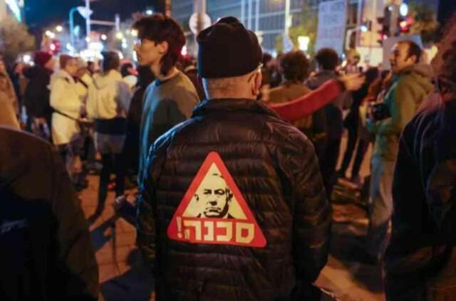 İsrail genelinde binlerce kişi, Başbakan Netanyahu'nun istifasını talep ederek protesto düzenledi. Elimize kan bulaştı