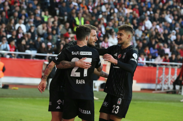 Vitor Pereira, Beşiktaş'ın 2 yıldızına birden göz dikti