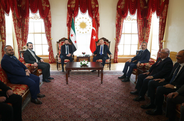 Cumhurbaşkanı Erdoğan ile Şara Dolmabahçe'de bir araya geldi! İşte ilk görüntüler