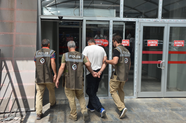 Köpeği yere atıp, boğazını sıktı; o anlar kamerada