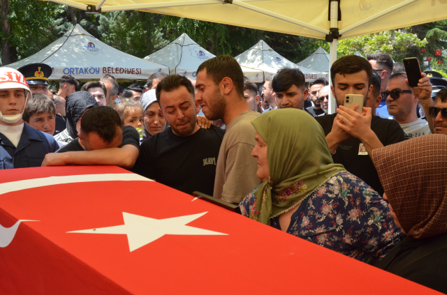 Türkiye kahramanlarını uğurluyor! Şehidin kızından herkesi ağlatan hareket