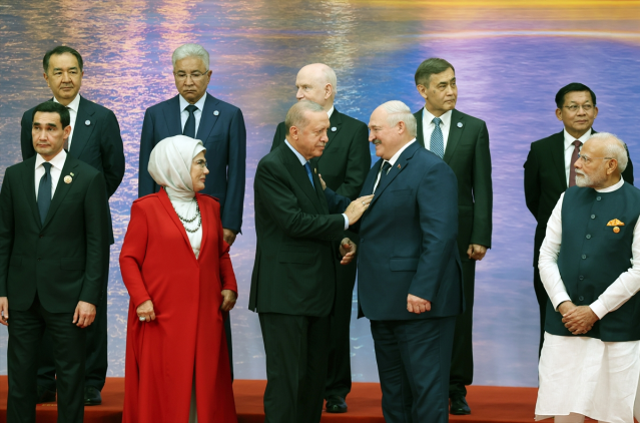 Cumhurbaşkanı Erdoğan ve eşi Şanghay Zirvesi'nde aile fotoğrafına katıldı