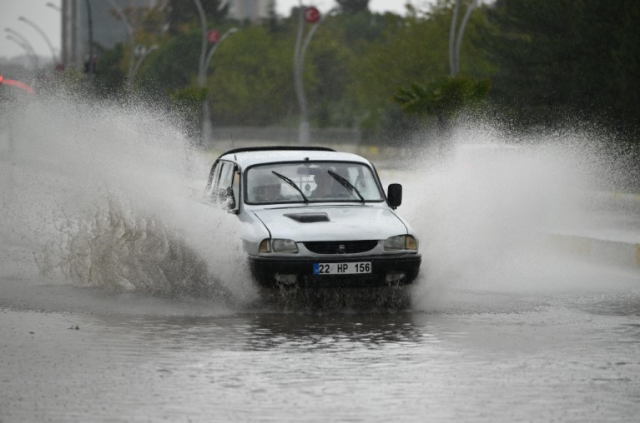 Bir anda bastırdı! Megakent yağışa teslim oldu, yollar göle döndü