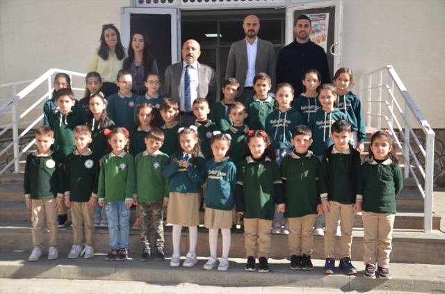 Eşi benzeri yok! Aynı okulda 21 ikiz eğitim görüyor