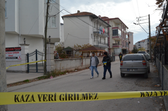 Damadını kalbinden bıçakladı! Göğsünde bıçakla hastaneye kaldırıldı