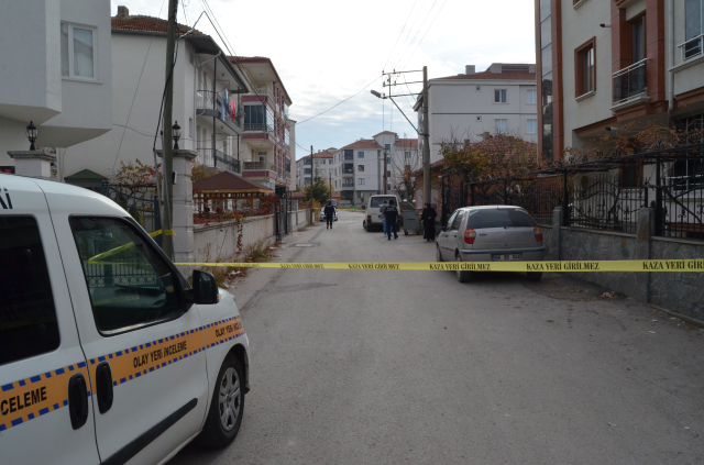 Damadını kalbinden bıçakladı! Göğsünde bıçakla hastaneye kaldırıldı