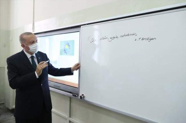 Cumhurbaşkanı Erdoğan sınıfları gezip beyaz tahtaya bu notu yazdı: Oku, düşün, uygula, neticelendir