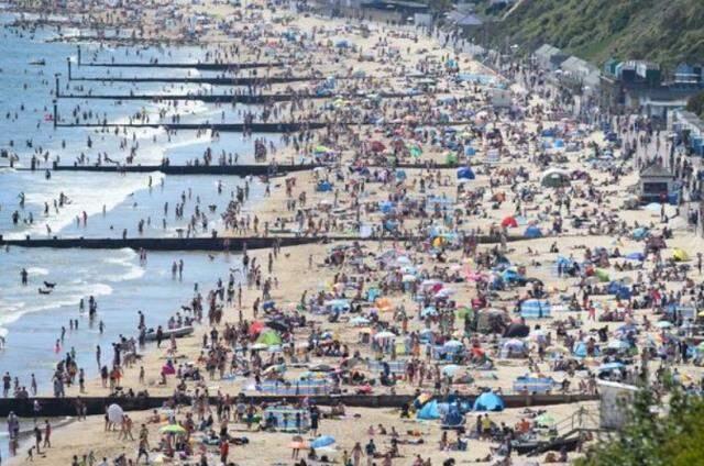 Plajda utanç anları! Yüzlerce kişi, suyun içerisinde tecavüze uğrayan kızı hiçbir şey yapmadan izledi