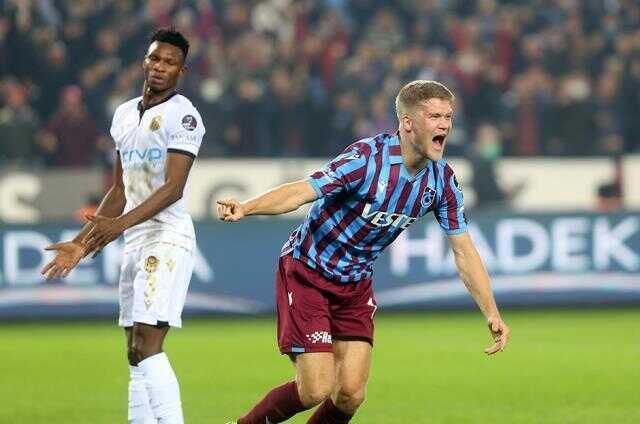 Lider, Süper Lig'in ikinci yarısına zaferle başladı! Trabzonspor, Yeni Malatyaspor'u 1-0 mağlup etti