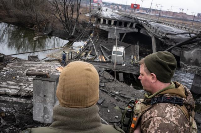 Irpin halkı havaya uçurulan köprü üzerinden tahliye ediliyor
