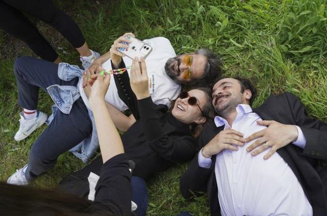 Damla Sönmez... DİZİYE VEDA ETTİ HATIRA FOTOĞRAFI ÇEKTİRDİ!