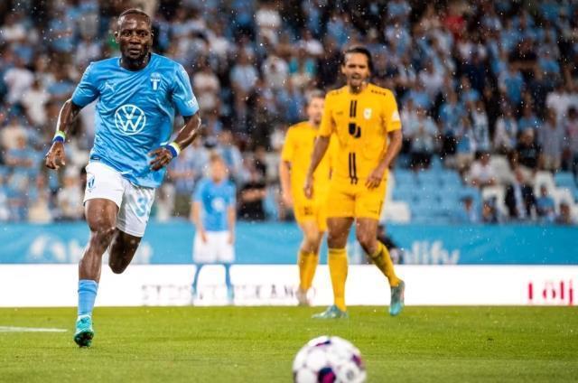 Golcü futbolcunun düğünde duyulmamış olay! Meğerse gelinle dans eden damat kendisi değilmiş