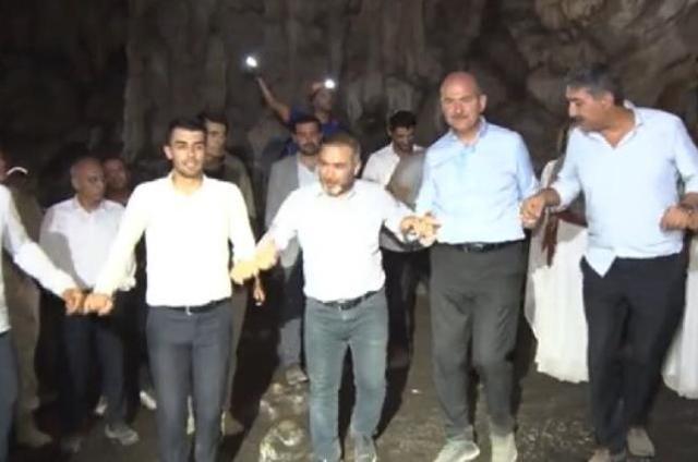 Bakan Soylu, Lice'de Bırkleyn Mağaraları gezisinde gençlerle halay çekti, türkülere eşlik etti