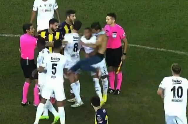 Ankara'da maç sonu ortalık karıştı! Sahaya giren taraftar, Beşiktaşlı yıldıza uçan tekme attı