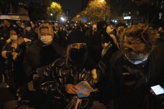 Çin'de Kovid-19 tedbirleri yeniden getirildi! Ülke genelinde protestolar başladı