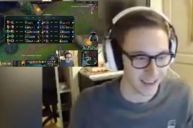 Canlı yayındaki Twitch yayıncısı, arkada aniden beliren çıplak annesi yüzünden büyük utanç yaşadı