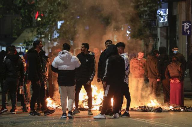 Yunanistan'da polis kurşunuyla ağır yaralanan 16 yaşındaki genç için protesto