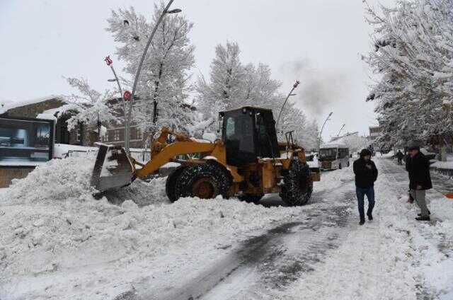 Muş Belediyesi, karla mücadelesini gece gündüz demeden sürdürüyor