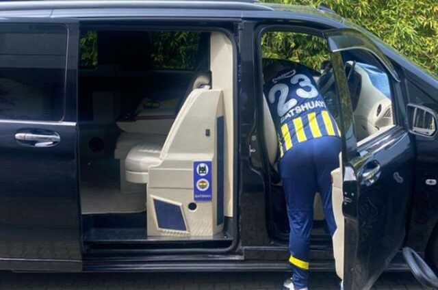Batshuayi'den bir garip paylaşım! Giyim tarzı ve fotoğraf çektirdiği mekan olay oldu