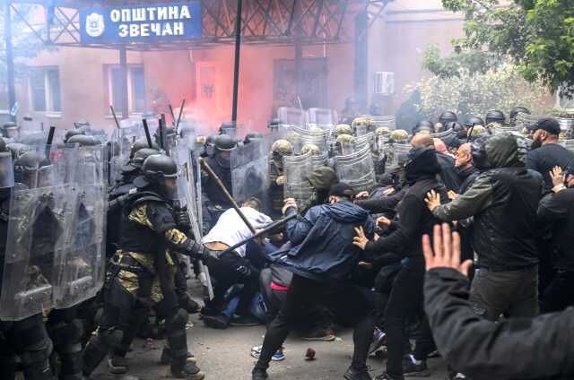 Kosova alev alev! Arnavut belediye başkanı istemeyen Sırp göstericiler güvenlik güçleriyle çatıştı: 41 NATO askeri yaralandı