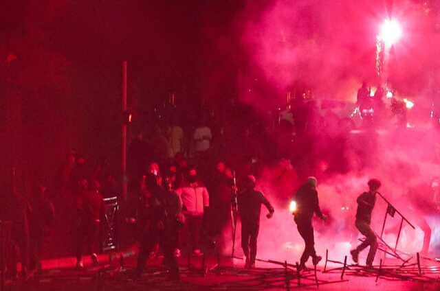 Protestolar Fransa'yı yangın yerine çevirdi! Ünlü mağazaları yağmaladılar, bankaları ateşe verdiler
