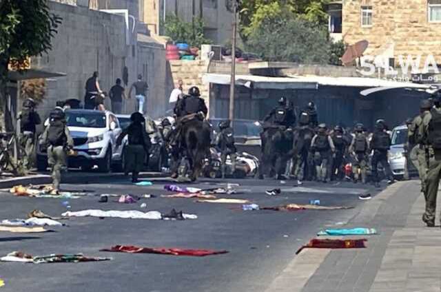 İsrail polisi, Mescid-i Aksa'da cuma namazı kılmak isteyen Müslümanların üzerine gaz bombası attı
