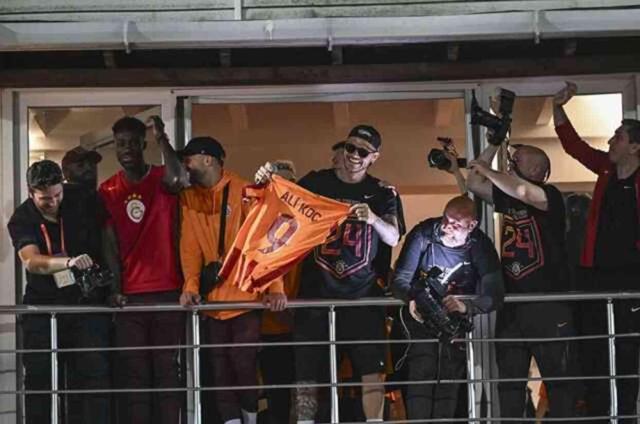 Geceye de damga vurdu! Icardi, Florya'daki şampiyonluk kutlamasında Ali Koç forması giydi