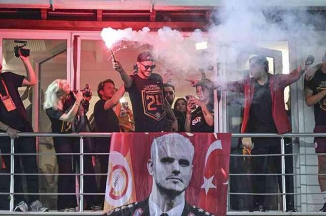 Geceye de damga vurdu! Icardi, Florya'daki şampiyonluk kutlamasında Ali Koç forması giydi